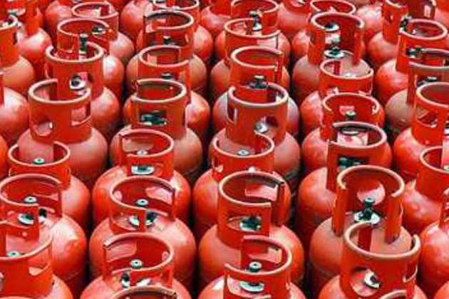 तेल कंपनियों ने आम आदमी को दिया झटका, घरेलू गैस सिलेंडर के दामों में 25 रुपए की वृद्धि