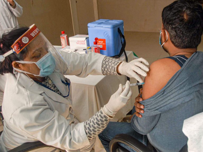 प्रदेश में शुरू हुआ कोविड टीकाकरण का दूसरा चरण, फ्रंट लाइन वर्कर्स और स्वास्थ्य कर्मियों को लगाया जा रहा टीका