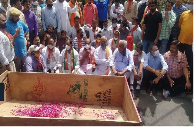 मृतक पुजारी का शव लेकर जयपुर पहुंचे सांसद किरोड़ीलाल मीणा, सिविल लाइंस फाटक पर प्रदर्शन