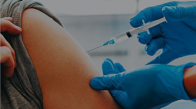 दिल्ली के उपमुख्यमंत्री मनीष सिसोदिया का केंद्र सरकार पर वैक्सीन की आपूर्ति में बाधा डालने का आरोप