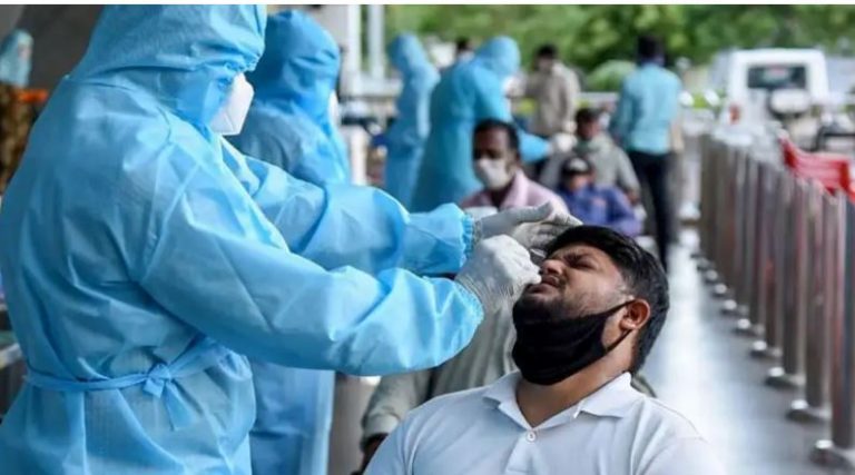 देश में मंदी पड़ी कोरोना संक्रमण की रफ्तार, बीते 24 घंटों में दो लाख से कम मामले आए सामने