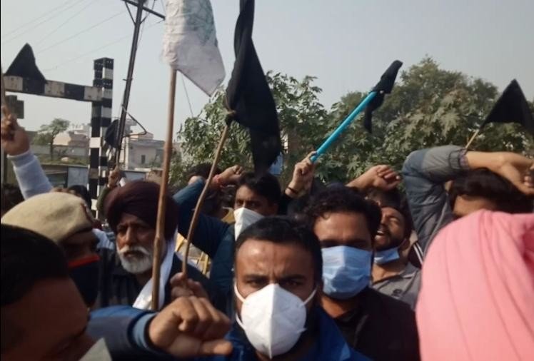 आंदोलनकारी किसान काले झंडे लगाकर मना रहे काला दिवस, दिल्ली में बढ़ी चौकसी