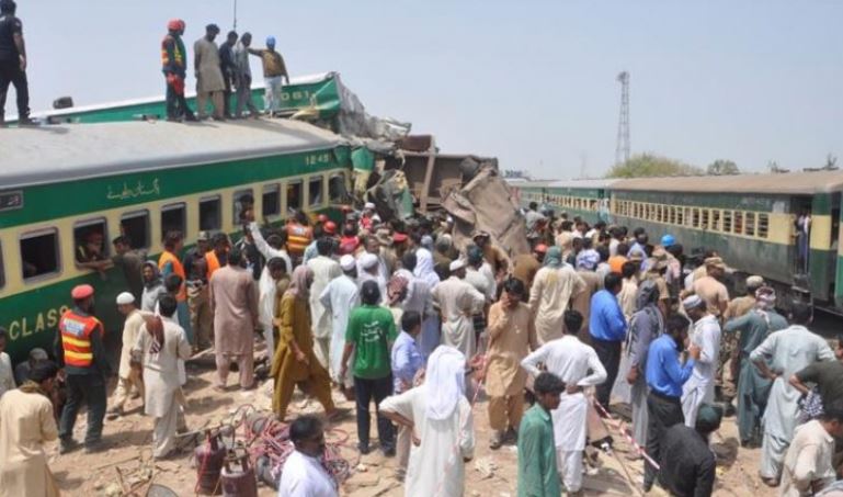 पड़ोसी देश पाकिस्तान में भीषण रेल हादसा, दो ट्रेनों की भिडंत में 30 से ज्यादा की मौत, कई घायल