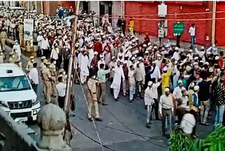 जयपुर में उड़ी लाॅकडाउन की धज्जियां, हाजी रफअत अली के जनाजे में उमड़ी भीड़, विधायक रफीक खान के खिलाफ केस दर्ज