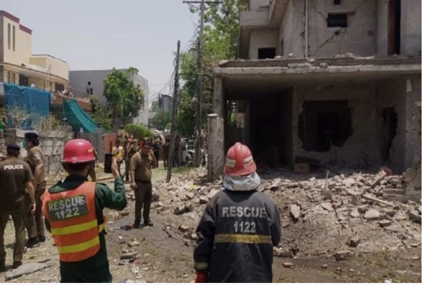 पाकिस्तान में आतंकी हाफिज सईद के घर बाहर बम धमाका, 4 की मौत 12 से अधिक घायल