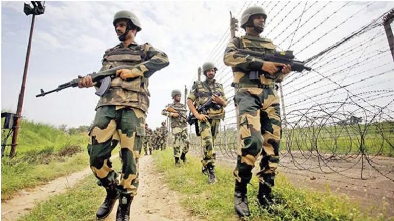 कश्मीर के पुलवामा में सुरक्षाबलों को मिली बड़ी कामयाबी, लश्कर ए तैयबा के कमांडर समेत तीन आतंकी ढेर