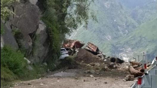 हिमाचल के किन्नौर में खाई में गिरी बस, कई यात्री फंसे होने की आशंका, पीएम ने ली हादसे की जानकारी