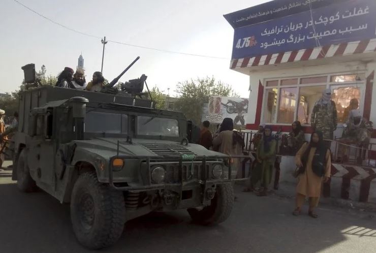अफगानिस्तान की राजधानी काबुल में हालात, तालिबानी लड़ाकों ने एयरपोर्ट पर की फायरिंग