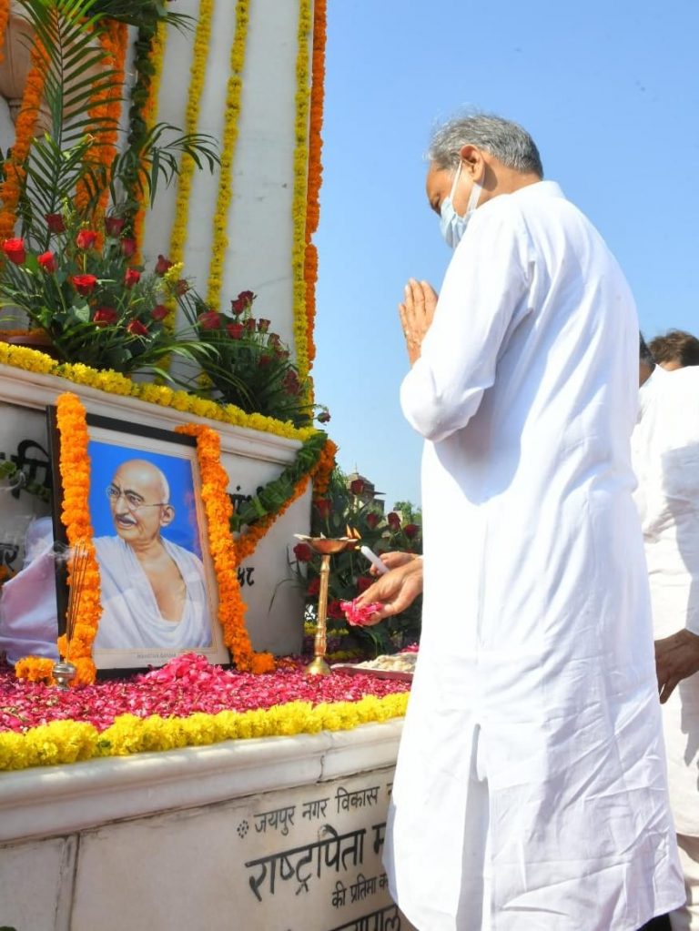 महात्मा गांधी और पूर्व प्रधानमंत्री लाल बहादुर शास्त्री की जयंती आज, सीएम अशोक गहलोत ने अर्पित की पुष्पांजलि