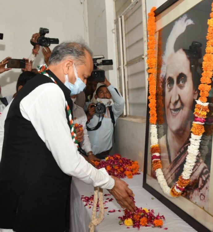 मुख्यमंत्री अशोक गहलोत ने भूतपूर्व प्रधानमंत्री इंदिरा गांधी की पुण्यतिथि पर पुष्पांजलि अर्पित की