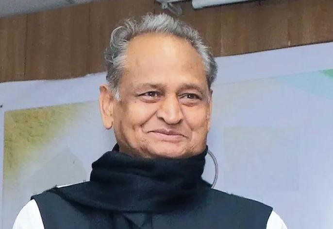 People’s CM Ashok Gehlot stops midway to interact with locals and students in Bada Padampura
