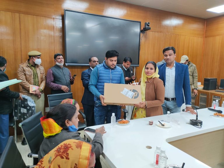 जयपुर नगर निगम हैरिटेज की महापौर मुनेश गुर्जर ने वार्ड पार्षदों को वितरित किए लैपटाॅप