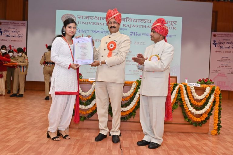 भरतपुर की प्रियंका मदेरणा को मिला स्वर्ण पदक, यूनिवर्सिटी टॉपर बन किया ज़िले का नाम रोशन