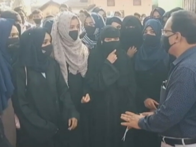 कर्नाटक में हिजाब पर टकराव,भगवा स्कार्फ पहने छात्र छात्राएं कर रहे विरोध !