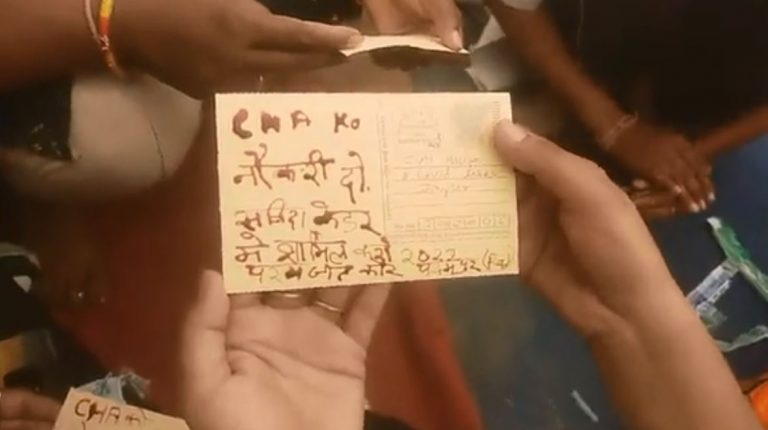 राजधानी जयपुर में कोविड स्वास्थ्य सहायकों ने खून से लिखी अपनी मांगे