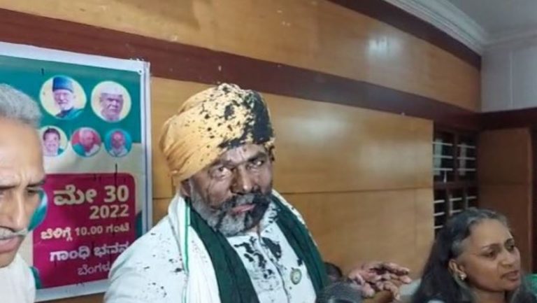 किसान नेता राकेश टिकैत पर फेंकी गई स्याही, टिकैत ने बताई इसे साजिश