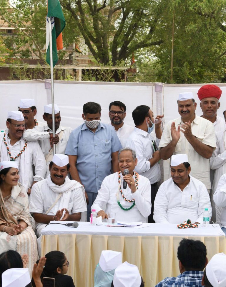 जयपुर में आजादी की गौरव यात्रा में शामिल हुए मुख्यमंत्री अशोक गहलोत, कांग्रेस को मजबूत करने पर दिया जोर