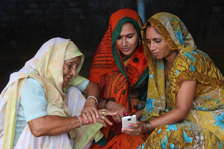 प्रदेश की 1.33 करोड़ महिलाएं स्मार्टफोन की मदद से बनेंगी आत्मनिर्भर, सीएम गहलोत ने बजट में किया था ऐलान