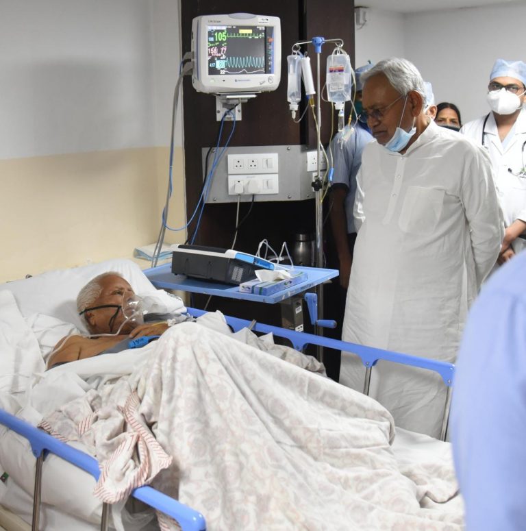 बिहार के मुख्यमंत्री नीतिश कुमार ने जाने लालू प्रसाद यादव के स्वास्थ्य के हाल