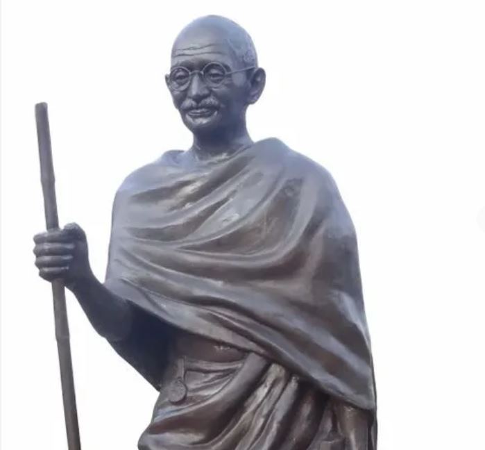महात्मा गांधी की प्रतिमा का जैसलमेर में किया अनावरण, फहराया 100 फीट ऊंचा तिरंगा