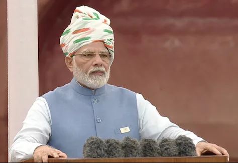 प्रधानमंत्री मोदी ने लाल किले पर किया ध्वजारोहण, नारी शक्ति के सम्मान-गौरव की बात कर हुए भावुक