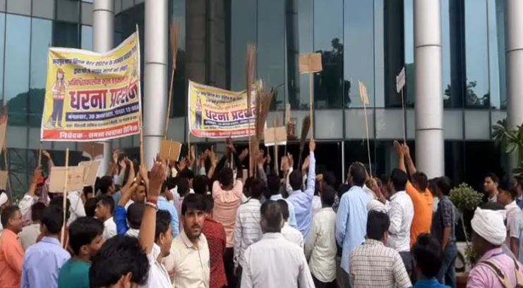 जयपुर के सफाई कर्मचारीयों ने झाड़ू हाथों में लेकर जताया विरोध