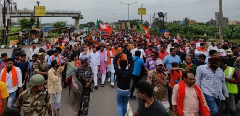 ममता सरकार के खिलाफ भाजपा का प्रदर्शन, नबान्न अभियान के दौरान शुभेंदु अधिकारी  और लॉकेट चटर्जी हिरासत में
