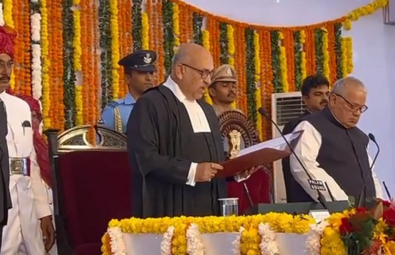 राज्यपाल कलराज मिश्र ने राजस्थान हाईकोर्ट के नए मुख्य न्यायाधीश पंकज मिथल को दिलाई शपथ