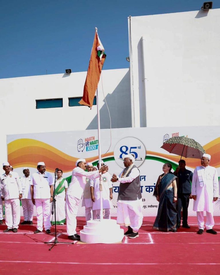 मल्लिकार्जुन खड़गे ने अधिवेशन में की राहुल गांधी की तारीफ, नोटबंदी को बताया ऐतिहासिक बेवकूफी