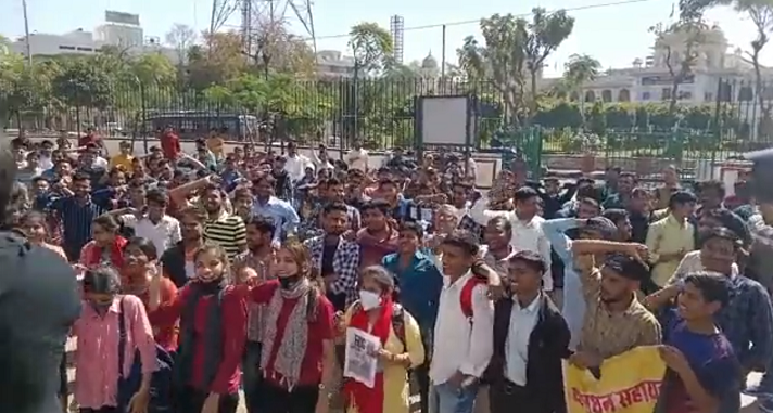 बेरोजगारों ने सरकार के खिलाफ खोला मोर्चा, शहीद स्मारक पर दे रहे धरना