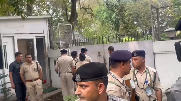 श्रीनगर में दिए बयान पर दिल्ली में बवाल, पुलिस राहुल गांधी के आवास पहुंची, सीएम अशोक गहलोत भड़के