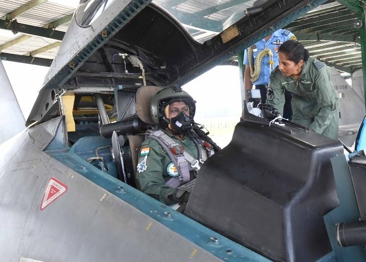 राष्ट्रपति द्रौपदी मुर्मू ने सुखोई-30 एमकेआई लड़ाकू विमान में भरी उड़ान, रचा इतिहास