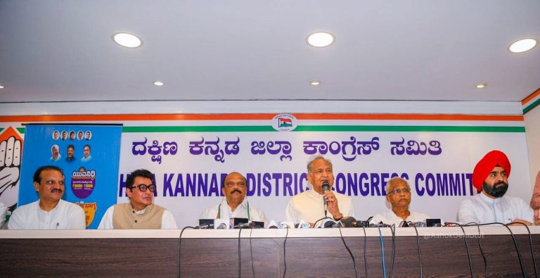 कर्नाटक में सीएम गहलोत ने भाजपा-केंद्र सरकार को घेरा, रेवड़ी कल्चर पर पीएम मोदी से पूछा सवाल