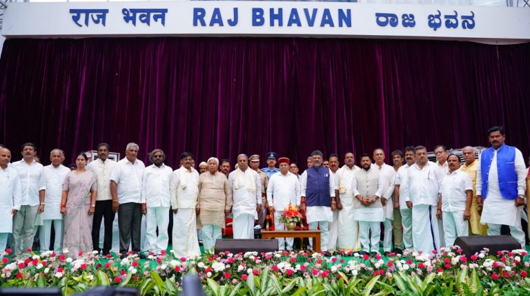 कर्नाटक की सिद्धारमैया सरकार का मंत्रिमंडल विस्तार, राज्यपाल थावरचंद गहलोत ने दिलाई मंत्री पद की शपथ