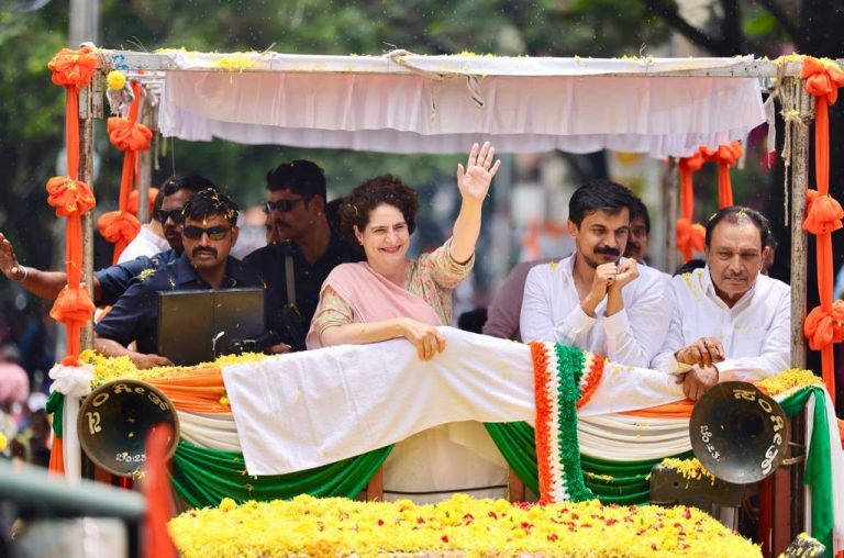 कर्नाटक विधानसभा चुनाव को लेकर प्रियंका गांधी ने विजयनगर में किया रोड शो