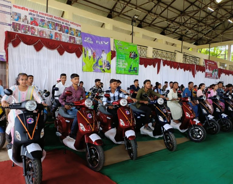 Kinetic Green Delivers 200 Electric Two-wheelers to Madhya Pradesh Government to Felicitate State School Toppers