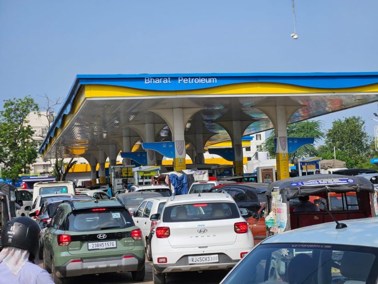 राजस्थान के 47 जिलों में नहीं मिल रहा पेट्रोल-डीजल,ब्लैक से महंगे दामों पर बिक रहा पेट्रोल-डीजल