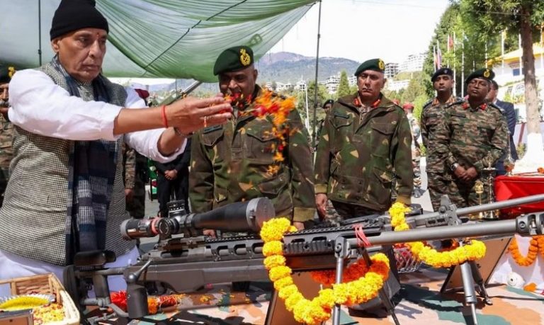 भारत में आज विजयादशमी की धूम, रक्षामंत्री राजनाथ सिंह ने तवांग में की शस्त्र पूजा